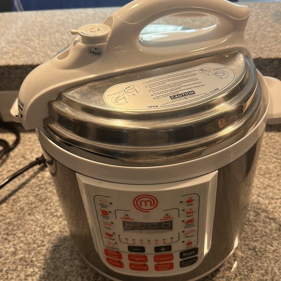 brand new with booklet instapot - Picture 3 of 4